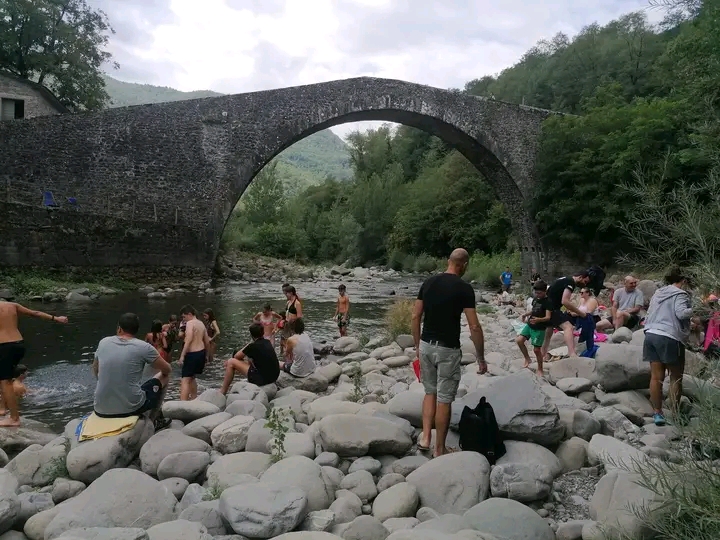 a piedi al Ponte di Castruccio
